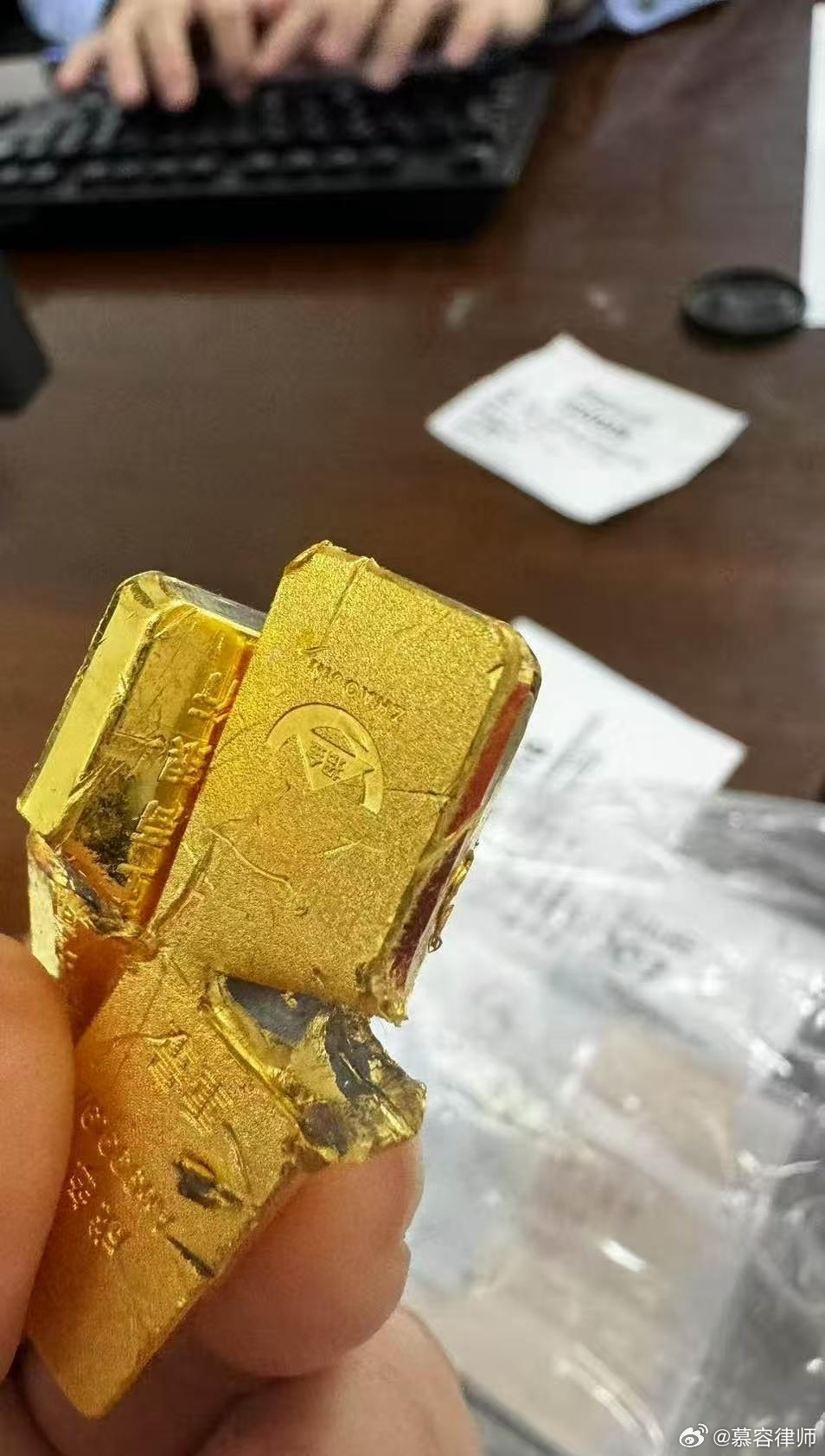當事人回應(yīng)撿2267.83克巨型金條當事人回應(yīng)撿到巨型金條事件，真相揭秘與反思