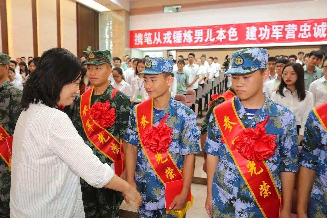 格力再送12名員工參軍 董明珠發(fā)聲格力再送12名員工參軍，董明珠發(fā)聲——企業(yè)與社會的雙向奔赴