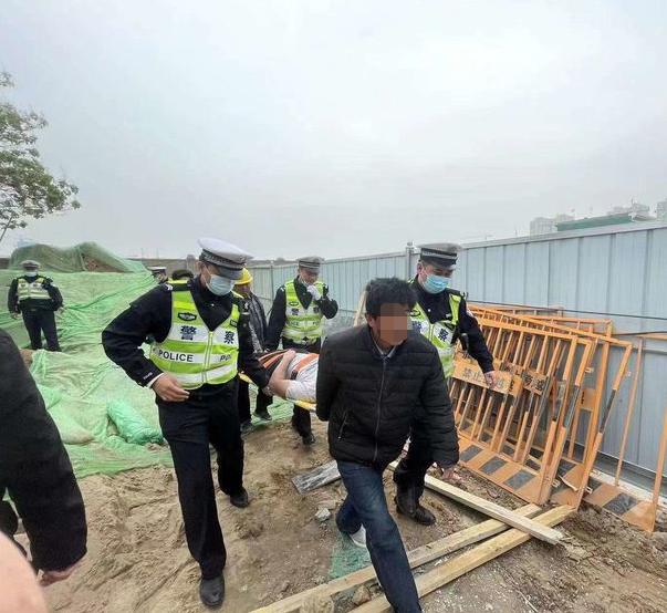 女子誤墜深井 緊摳井壁54小時女子誤墜深井，緊摳井壁54小時——一場生死時速的救援行動