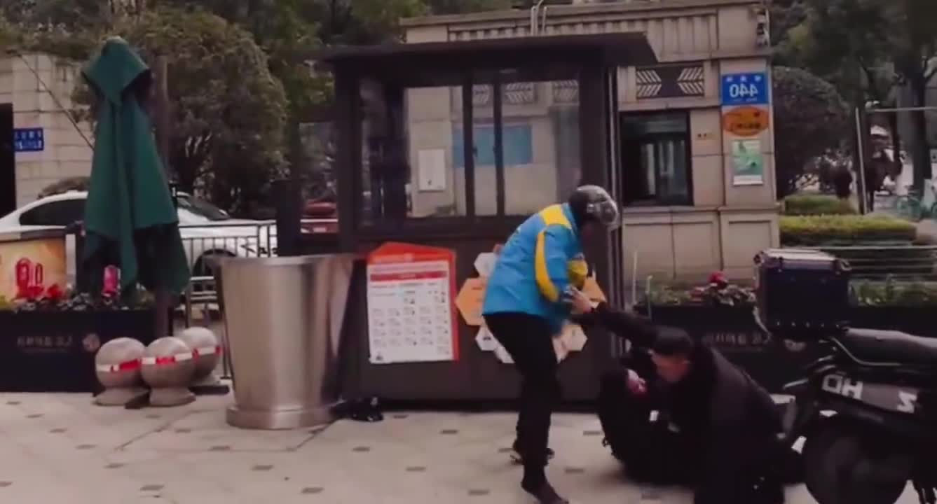 保安扔掉未放柜外賣(mài)保安扔掉未放柜外賣(mài)事件，多角度解析背后的故事