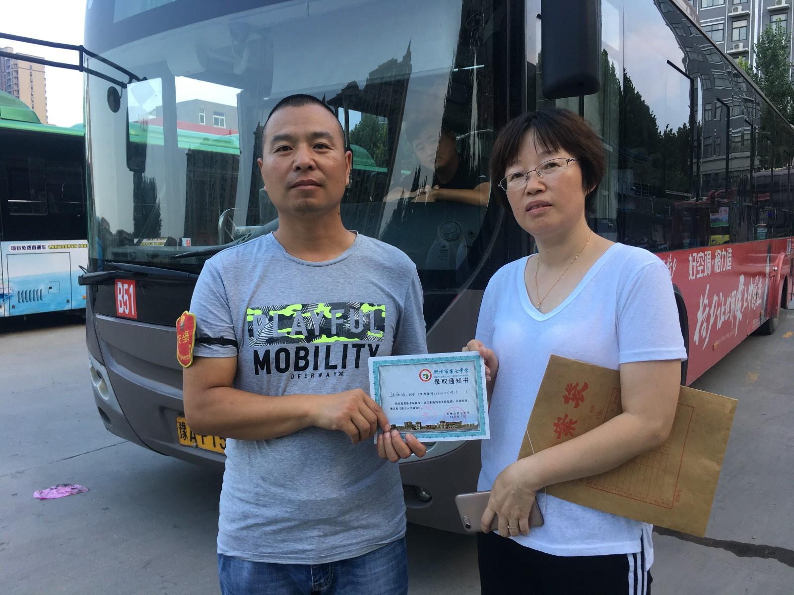 軍訓(xùn)女生被抓去表演節(jié)目跳起上車舞軍訓(xùn)女生被抓去表演節(jié)目跳起上車舞，一段熱血青春的獨特記憶
