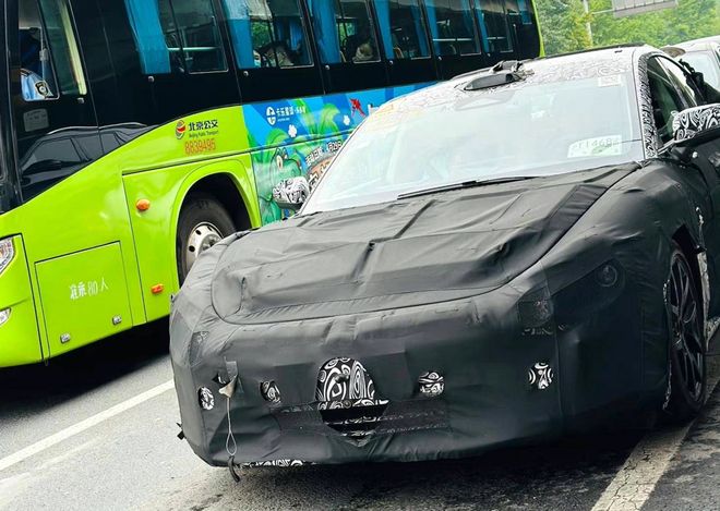 小米造車什么時(shí)候能造出來(lái)關(guān)于小米造車何時(shí)才能造出來(lái)，這是一個(gè)涉及多個(gè)因素的問(wèn)題，難以給出確切的時(shí)間。小米官宣造車的時(shí)間是在2021年，并且已經(jīng)開(kāi)始了前期的調(diào)研和準(zhǔn)備工作。然而，汽車制造是一個(gè)復(fù)雜的過(guò)程，涉及到研發(fā)、生產(chǎn)、測(cè)試等多個(gè)環(huán)節(jié)，需要時(shí)間和資源的投入。從小米官宣造車至今，雖然進(jìn)展順利并在持續(xù)推動(dòng)中，但具體何時(shí)能夠推出新車仍需要等待進(jìn)一步的官方消息。