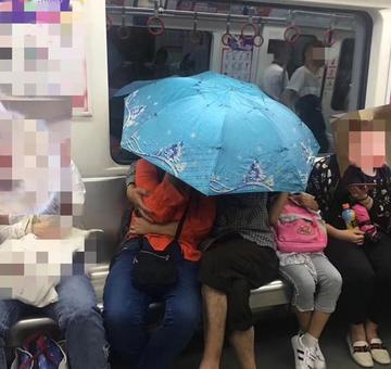 12306回應(yīng)臥鋪乘客打傘遮隱私針對臥鋪乘客打傘遮隱私的問題，鐵路部門回應(yīng)稱，旅客在列車上采取何種方式遮陽或遮隱私是個人自由，但應(yīng)當注意不影響其他旅客的正常使用和乘車環(huán)境。同時，鐵路部門也會加強車廂環(huán)境的監(jiān)管和維護，確保旅客的合法權(quán)益得到保障。