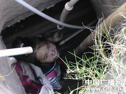 女子誤墜深井又遭蛇咬 54小時(shí)后獲救女子誤墜深井遭蛇咬，歷經(jīng)54小時(shí)奇跡獲救