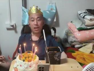 患漸凍癥主播“抗凍老賀”去世患漸凍癥主播抗凍老賀離世，生命的堅韌與脆弱引人深思