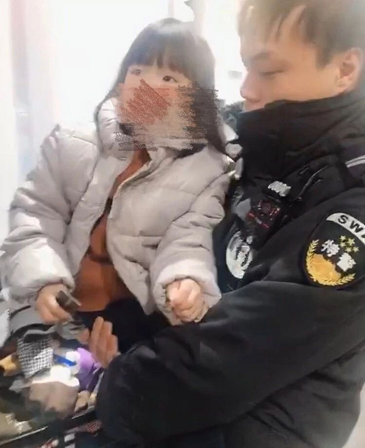 女孩稱給警察2天破案女孩聲稱給警察兩天破案，這通常是在尋求快速解決某個(gè)案件或問題的情況下表達(dá)的期望或要求。然而，實(shí)際情況可能因案件的復(fù)雜性、涉及的證據(jù)、警方的調(diào)查能力以及其他因素而有所不同。