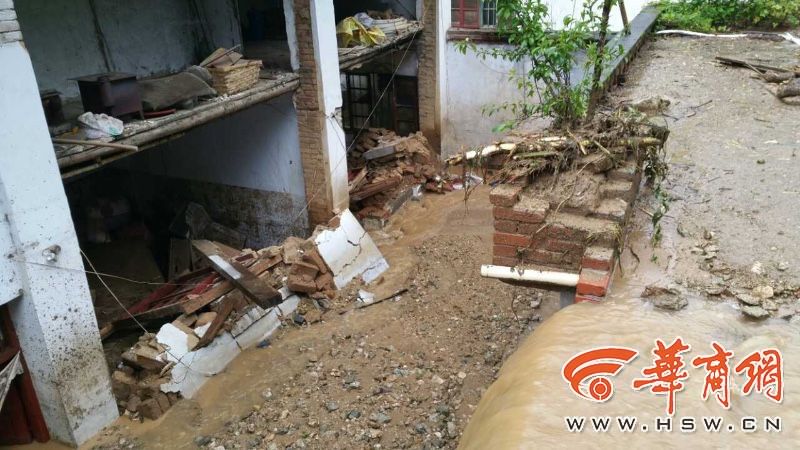 陜西暴雨 兩老人剛出來房子就塌了陜西暴雨引發(fā)房屋倒塌事件，兩老人遭遇驚魂瞬間