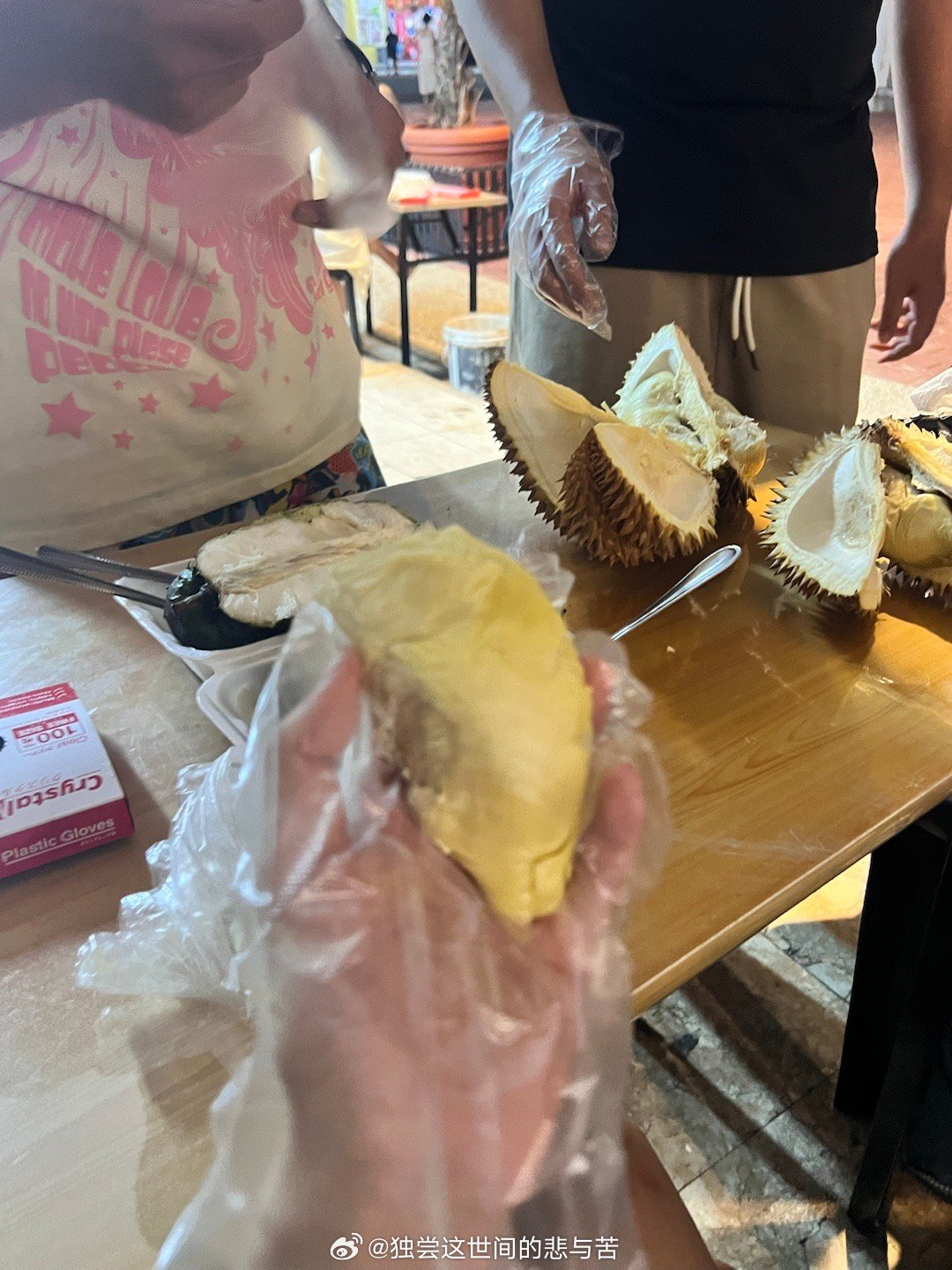 登機前狂吃11斤榴蓮在登機前大量食用榴蓮并不是一個明智的選擇。雖然榴蓮是一種美味的熱帶水果，但它含有較高的脂肪和糖分，過量食用可能導(dǎo)致身體不適，特別是在旅行前和旅行期間。此外，航空公司通常對乘客攜帶的物品和行李重量有一定的限制，大量食用榴蓮可能導(dǎo)致行李超重或者違反航空公司的規(guī)定。