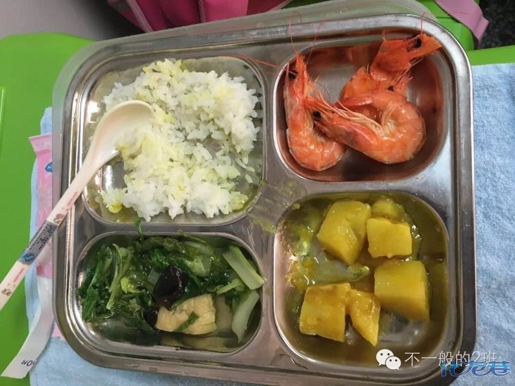 上海學生午餐上海學生的午餐因?qū)W校、地區(qū)和學生群體的不同而有所差異，但通常都會注重營養(yǎng)均衡和口味多樣化。