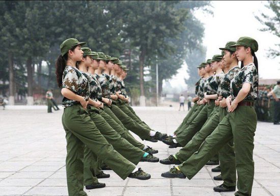 軍訓(xùn)女生被抓去表演節(jié)目跳起上車舞軍訓(xùn)女生舞臺(tái)風(fēng)采，跳起上車舞的表演之旅
