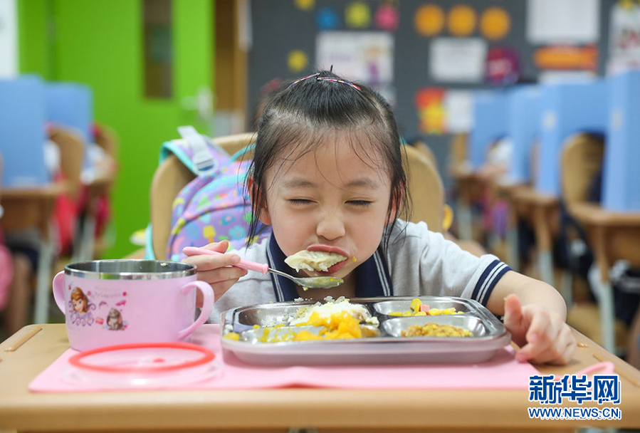 上海小學(xué) 午餐上海小學(xué)午餐，營(yíng)養(yǎng)與健康并重