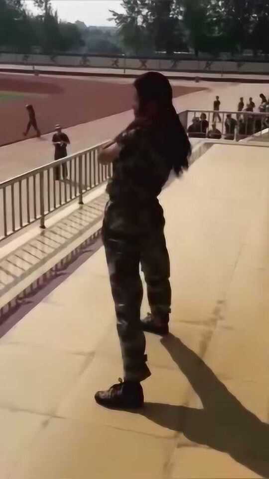 女生軍訓被抓去表演節(jié)目跳起上車舞軍訓是學生在校期間接受軍事訓練的過程，旨在培養(yǎng)學生的紀律性、集體榮譽感和身體素質(zhì)。在這個過程中，學?？赡軙M織一些文藝表演活動，以豐富軍訓生活，展示學生的才藝。關(guān)于女生在軍訓期間被抓去表演節(jié)目跳起上車舞的情況，可以從以下幾個方面進行解讀