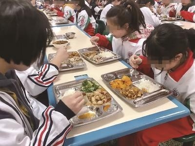 上海多校午餐發(fā)臭關(guān)于上海多所學(xué)校午餐發(fā)臭的問題，涉及到學(xué)生的飲食健康和安全，應(yīng)當(dāng)引起高度重視。