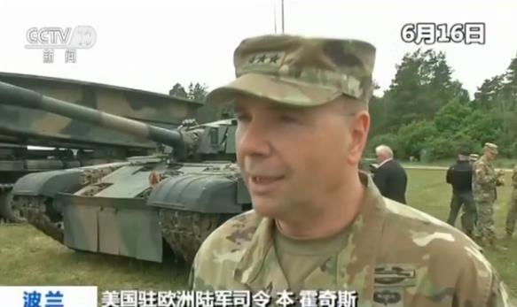普京穿軍裝出席俄白軍演把玩手槍普京亮相俄白聯(lián)合軍演，穿軍裝展現(xiàn)強(qiáng)勢(shì)姿態(tài)，手槍細(xì)節(jié)引人注目