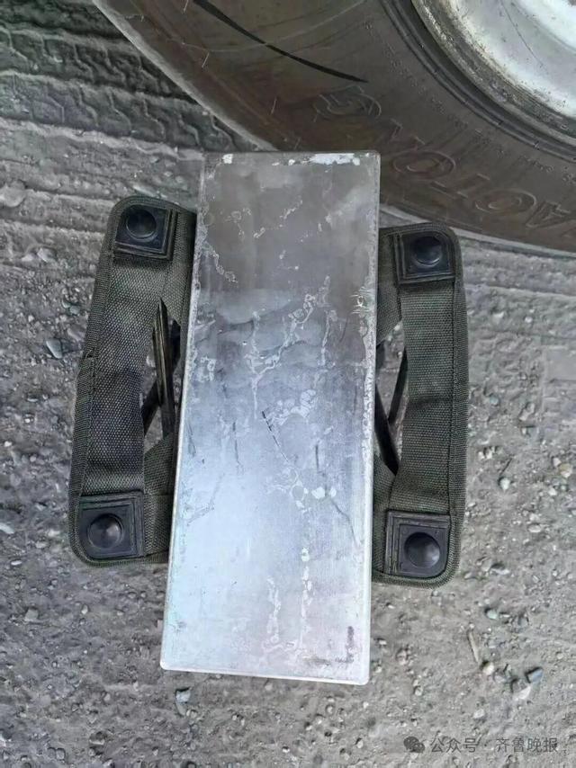 司機(jī)弄丟13塊銀磚司機(jī)弄丟13塊銀磚背后的故事與思考