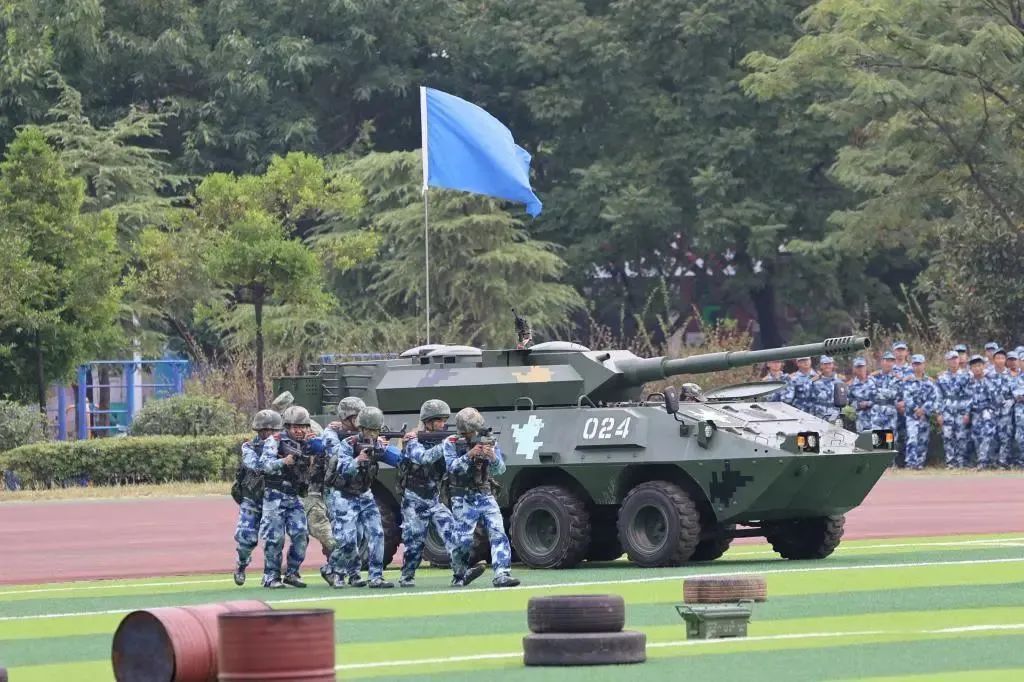“館長”：廣西學(xué)生軍訓(xùn)比臺(tái)軍演還強(qiáng)館長揭秘，廣西學(xué)生軍訓(xùn)實(shí)力超越臺(tái)軍演，一探究竟！