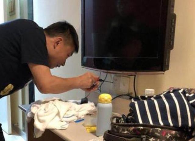 情侶住酒店遭偷拍還被威脅這是一個(gè)非常嚴(yán)重的問題，侵犯隱私和安全是非常不道德和違法的行為。如果情侶在酒店遭遇偷拍并被威脅，以下是一些建議