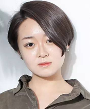 強(qiáng)制女生剪斜面短發(fā)關(guān)于強(qiáng)制女生剪斜面短發(fā)的探討
