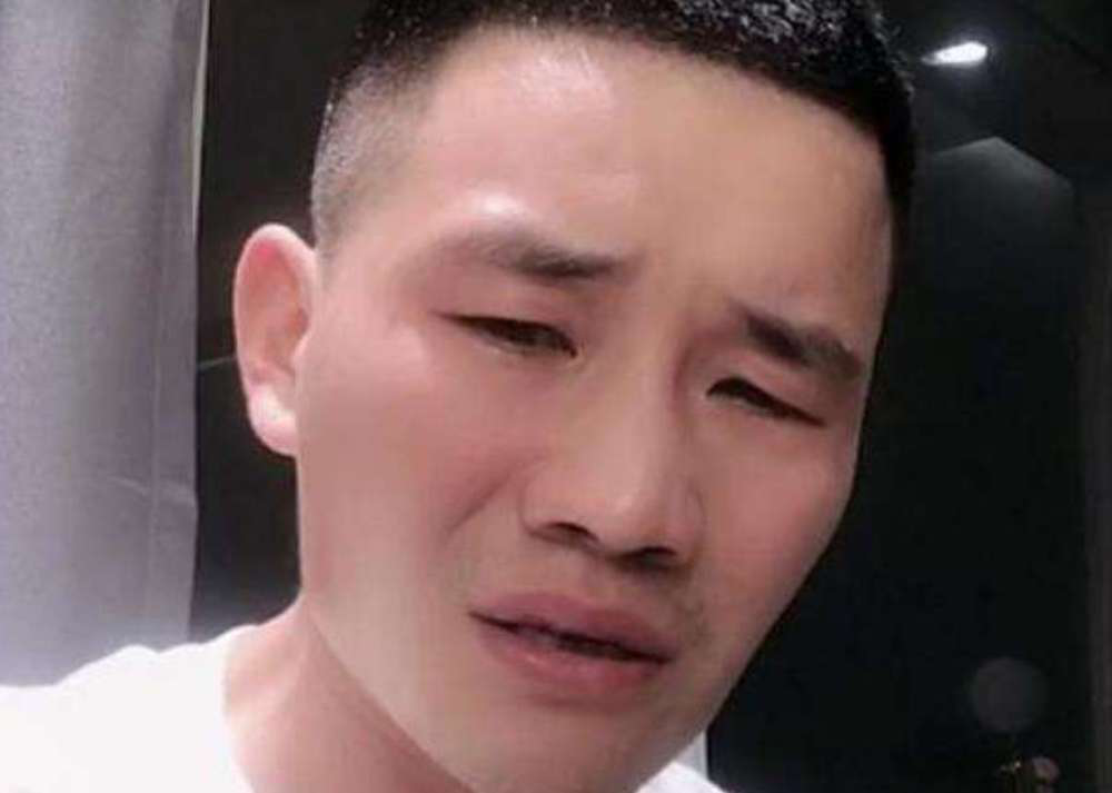 嘎子哥穿警服帶貨被拘7日嘎子哥穿警服帶貨引發(fā)爭議，被拘留7日
