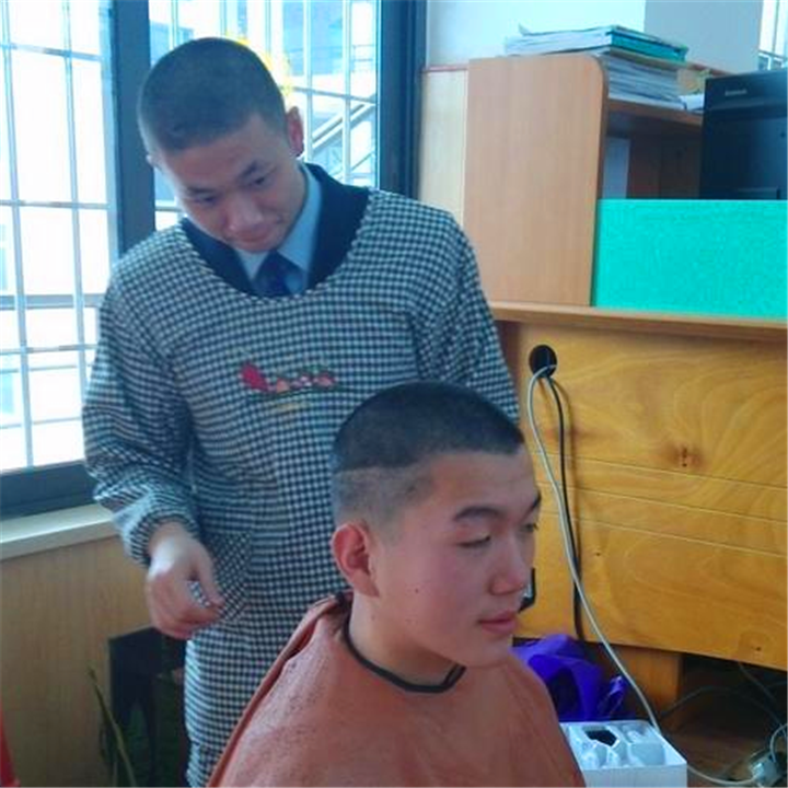 初中學(xué)校強(qiáng)制學(xué)生剪平頭關(guān)于初中學(xué)校強(qiáng)制學(xué)生剪平頭這一問(wèn)題，我們可以從以下幾個(gè)方面進(jìn)行分析和探討。