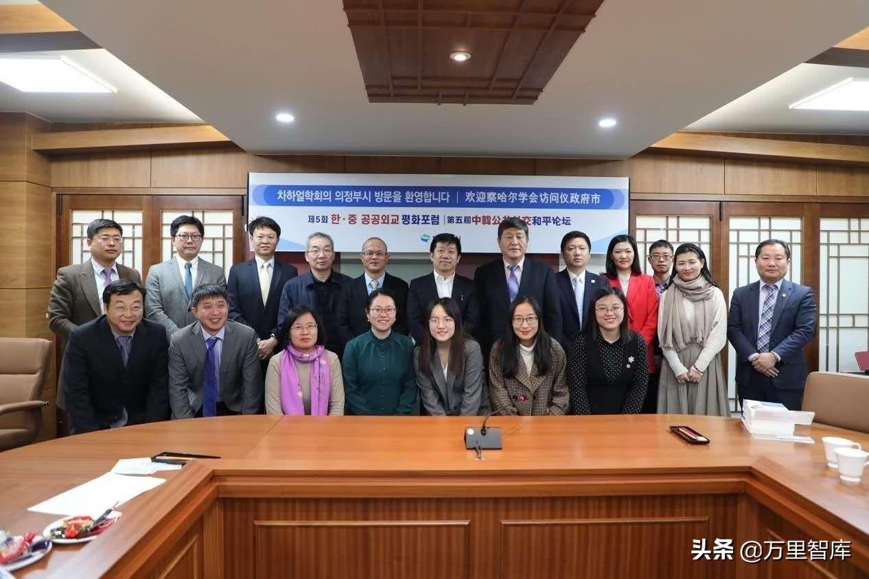 中韓外交現(xiàn)狀及前景中韓兩國自建立外交關系以來，兩國關系發(fā)展迅速，兩國在經(jīng)濟、文化、科技等領域的交流與合作不斷深化。當前，中韓外交關系面臨一些挑戰(zhàn)和機遇，但總體前景仍然廣闊。