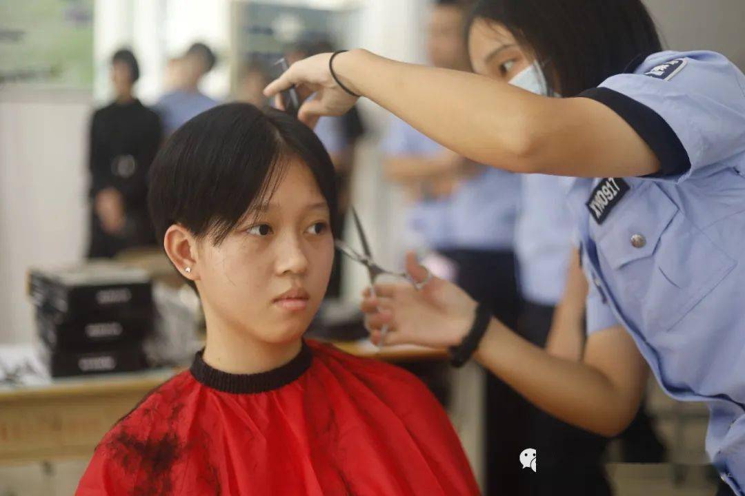 學校強制女學生剪頭發(fā)學校強制女學生剪頭發(fā)，深度解析背后的議題