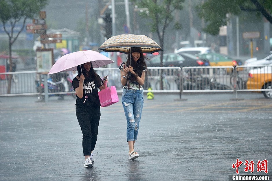 北京遭遇強(qiáng)降雨 地鐵為乘客發(fā)雨衣北京遭遇強(qiáng)降雨，地鐵緊急應(yīng)對(duì)保障乘客安全