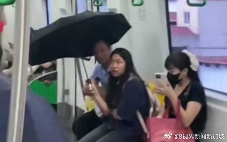 地鐵上打傘在地鐵上打傘是否合適，取決于具體情況和地區(qū)。在某些情況下，例如在雨天或陽光強烈時，乘客可能會使用雨傘遮擋雨水或陽光，這時打傘是可以接受的。然而，需要注意的是，地鐵車廂內(nèi)通常空間有限，打傘可能會妨礙其他乘客的行動或安全，也可能會弄濕地面和座位。因此，在地鐵上打傘時，需要注意以下幾點