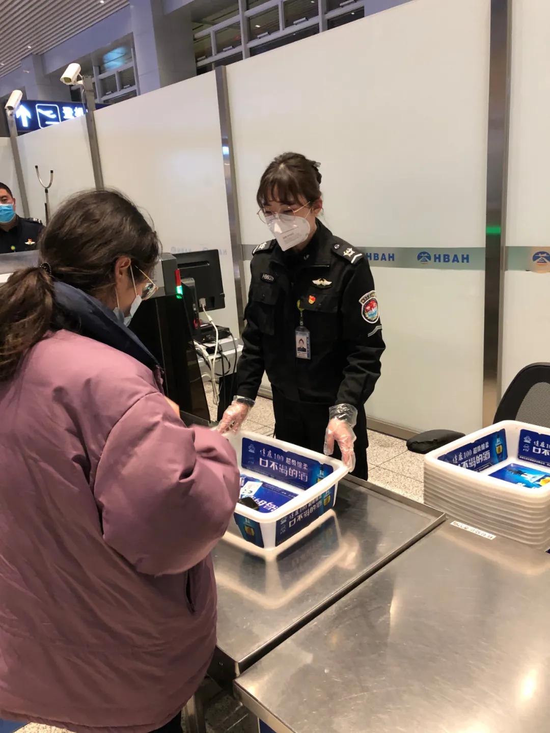 1家5口登機(jī)前30分鐘狂吃11斤榴蓮一家五口的榴蓮情緣，登機(jī)前半小時(shí)的瘋狂美食之旅