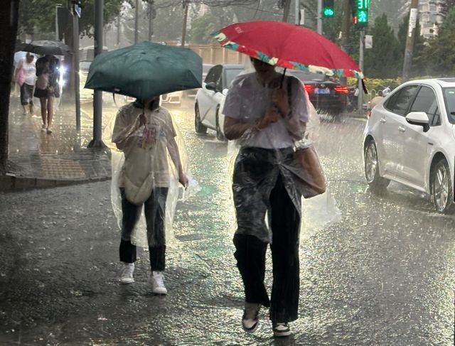 地鐵為乘客發(fā)雨衣違法嗎地鐵為乘客發(fā)雨衣是否違法？解析背后的法律邏輯