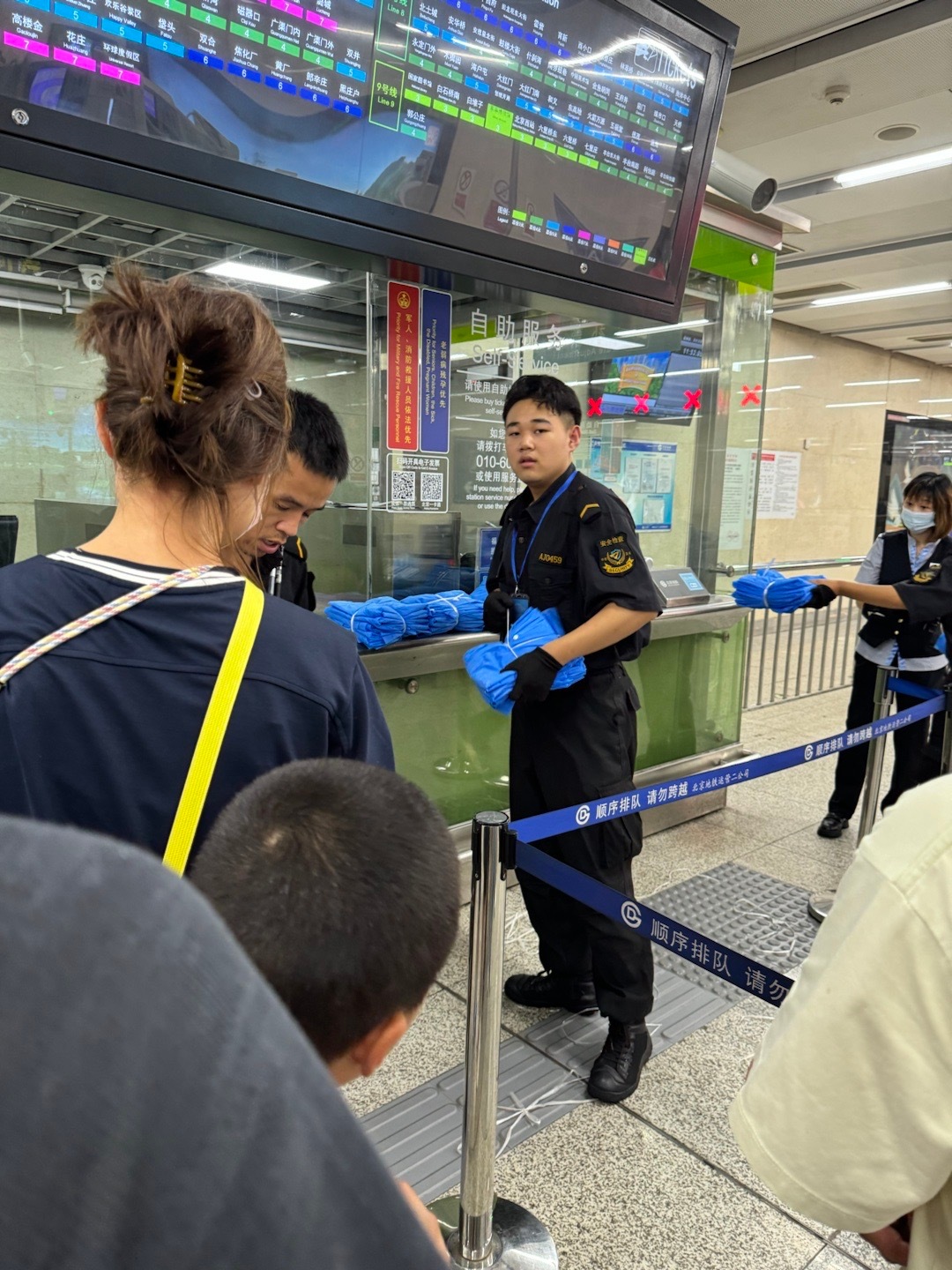 地鐵為乘客發(fā)雨衣地鐵為乘客發(fā)放雨衣，貼心服務(wù)溫暖人心