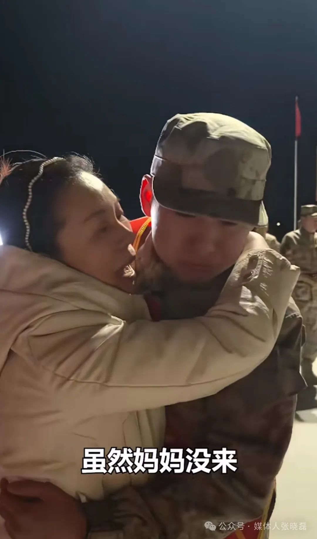 媽媽和表姐跨越千里送家中小伙入伍媽媽和表姐跨越千里送家中小伙入伍，這是一種充滿親情和勇氣的行為。這不僅體現(xiàn)了家人對小伙的深情厚意，也彰顯了他們對其未來的堅定支持和期望。