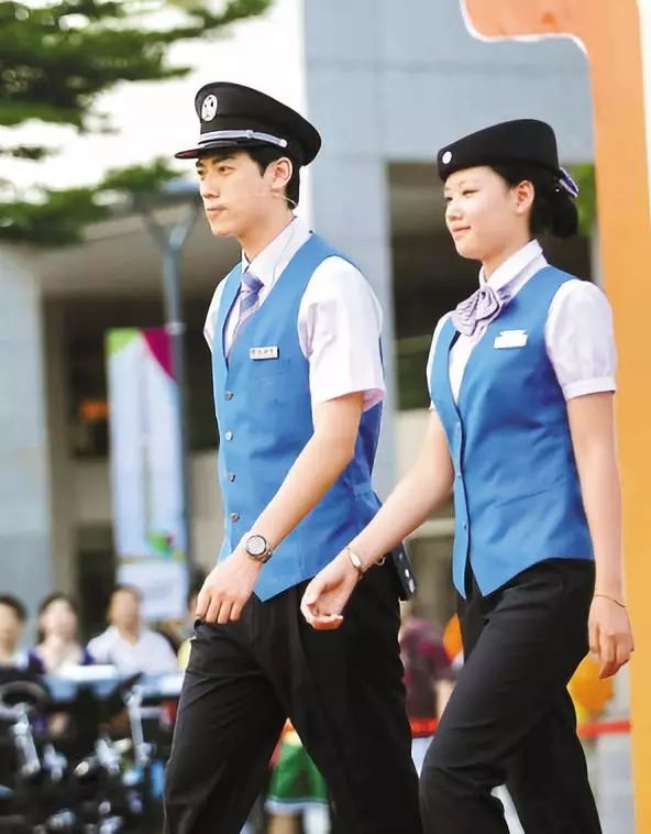 地鐵人員衣服地鐵人員衣服的演變與時尚趨勢