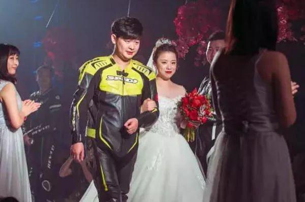 女子結(jié)婚請18個(gè)摩友騎摩托接親是真的嗎女子結(jié)婚請摩友騎摩托接親，這夢幻般的婚禮瞬間燃爆全網(wǎng)！