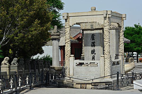 西安一商場(chǎng)用小獅子引流引眾怒西安一商場(chǎng)用小獅子引流引發(fā)眾怒的事件，反映了公眾對(duì)于動(dòng)物權(quán)益的關(guān)注和尊重，以及對(duì)于不當(dāng)商業(yè)行為的反感。