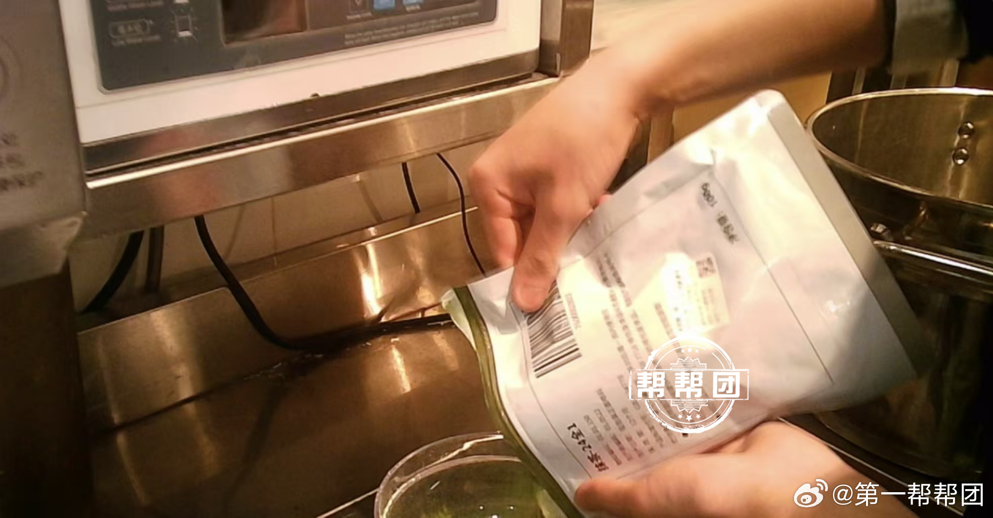 深圳一奶茶店員把拖鞋放進(jìn)配料盆深圳一奶茶店員驚現(xiàn)衛(wèi)生問(wèn)題，拖鞋誤放配料盆引發(fā)關(guān)注