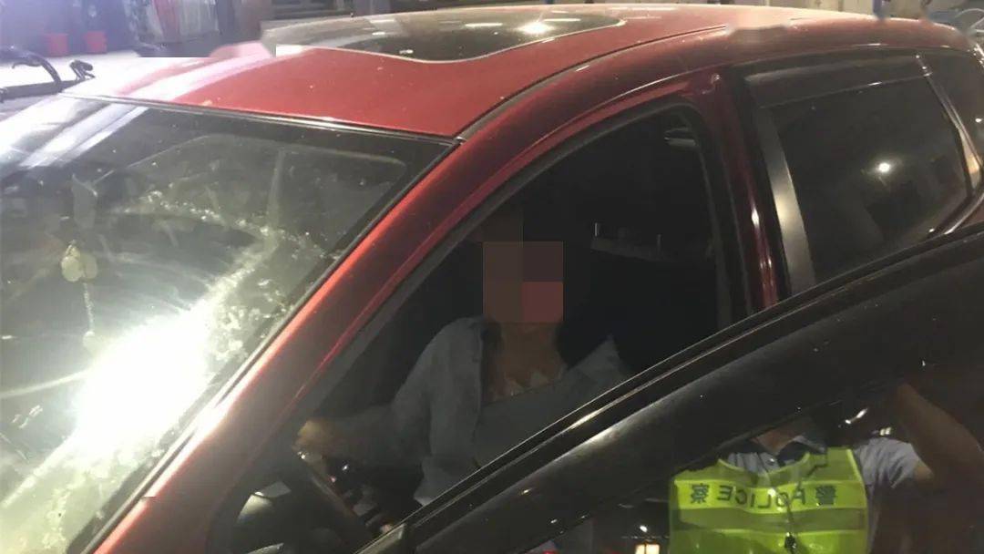 女子發(fā)現(xiàn)自己名下有138輛車如果一個(gè)女子突然發(fā)現(xiàn)她的名下出現(xiàn)了多達(dá)138輛車，這可能會(huì)是一個(gè)令人震驚和困惑的情況。面對(duì)這種情況，以下是一些建議