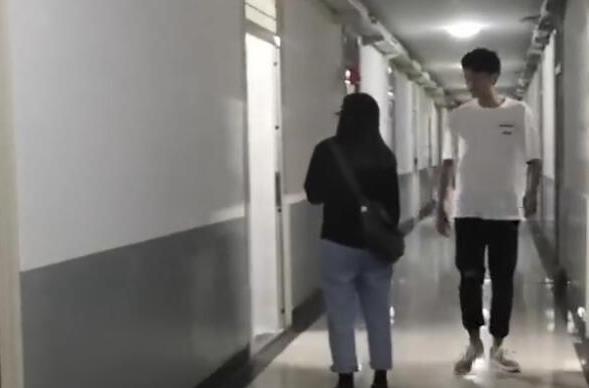 一男二女校內(nèi)沖突 校方辟謠女生墜樓關(guān)于一男二女校內(nèi)沖突校方辟謠女生墜樓的事件，可按照以下方面進(jìn)行解讀