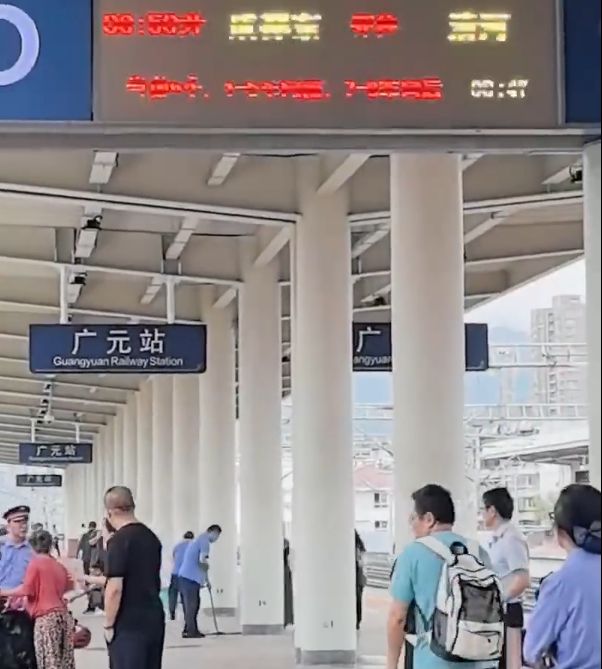 旅客推自行車上高鐵旅客推自行車上高鐵是不被允許的。