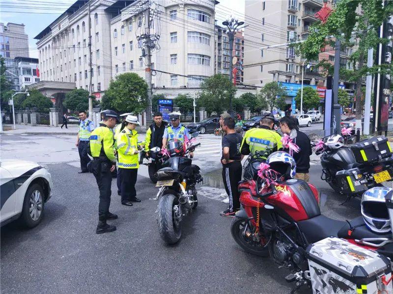 騎摩托車結(jié)婚騎摩托車結(jié)婚是一種獨(dú)特且富有創(chuàng)意的婚禮方式。在一些地方，摩托車婚禮已經(jīng)成為一種流行趨勢(shì)，特別是在年輕人中非常受歡迎。以下是一些關(guān)于騎摩托車結(jié)婚的信息