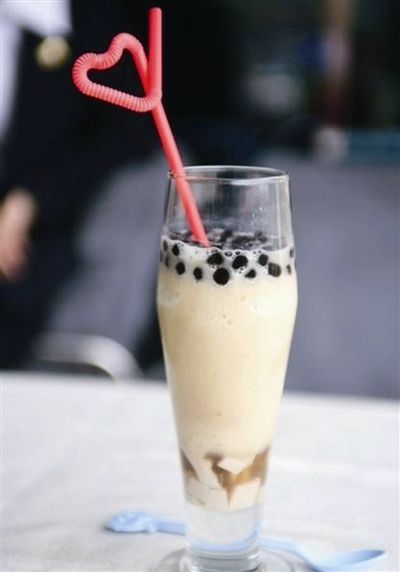 奶茶店員工將拖鞋放進(jìn)珍珠配料盆警惕衛(wèi)生隱患！奶茶店員工不規(guī)范操作曝光，拖鞋竟被放進(jìn)珍珠配料盆
