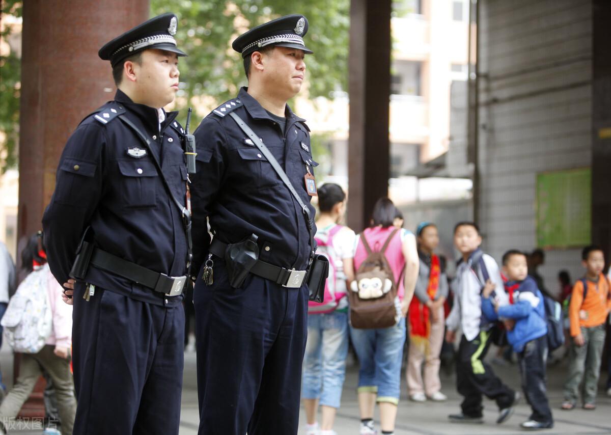 保安扔學(xué)生外賣保衛(wèi)處處長被停職保安扔學(xué)生外賣事件引發(fā)關(guān)注，保衛(wèi)處處長被停職