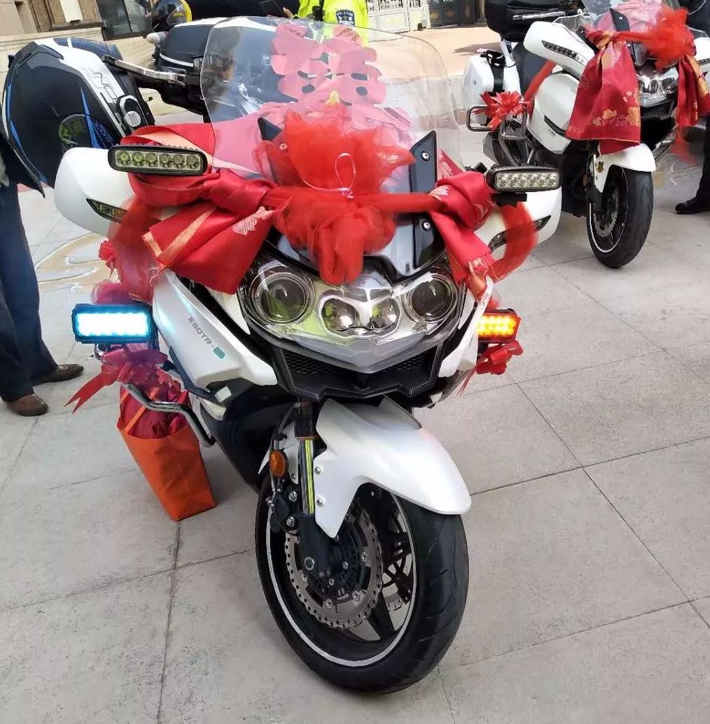 接親摩托車開道接親摩托車開道，傳統(tǒng)婚禮的現(xiàn)代風尚
