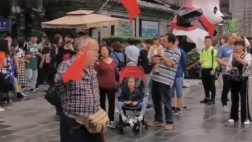 淄博搖旗大爺再次走上街頭吶喊淄博搖旗大爺再次走上街頭吶喊，熱血重現(xiàn)城市活力