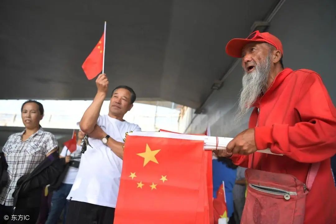 淄博搖旗大爺再次走上街頭吶喊淄博搖旗大爺再次走上街頭吶喊，城市活力與社區(qū)精神的象征