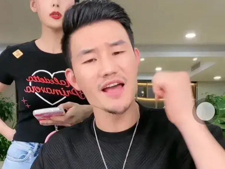 \"嘎子哥\"因穿警服直播帶貨被拘嘎子哥直播帶貨風(fēng)波再起，穿警服直播引發(fā)爭議終被拘