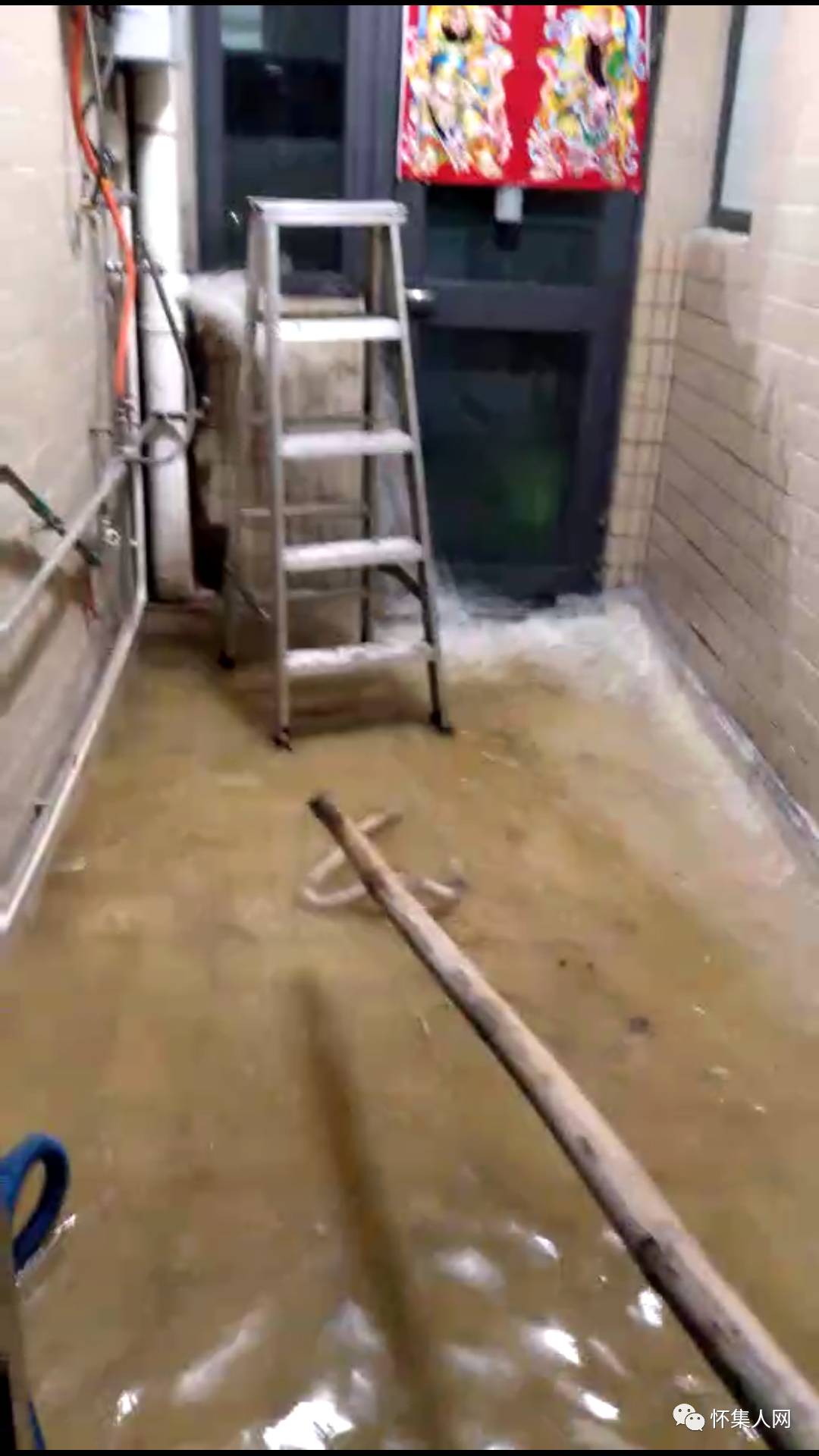 糞水泄漏后水管再爆裂 高?；貞S水泄漏后水管再爆裂，高校如何回應？