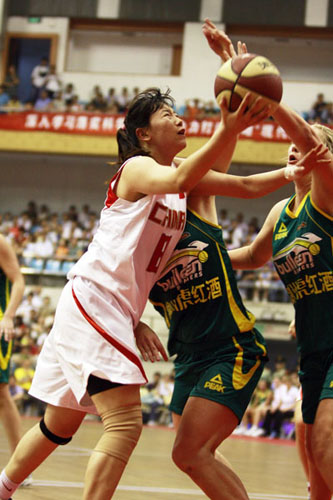 女子籃球熱身賽女子籃球熱身賽是專門為女子籃球運動員設(shè)計和組織的活動，其主要目的是讓球員們?yōu)榧磳⒌絹淼谋荣愖龊脺蕚?，通過輕度的運動和拉伸來預(yù)熱身體，避免在正式比賽中受傷。熱身賽的內(nèi)容可能包括各種籃球基本動作的練習(xí)，如運球、投籃、傳球、防守步伐等。