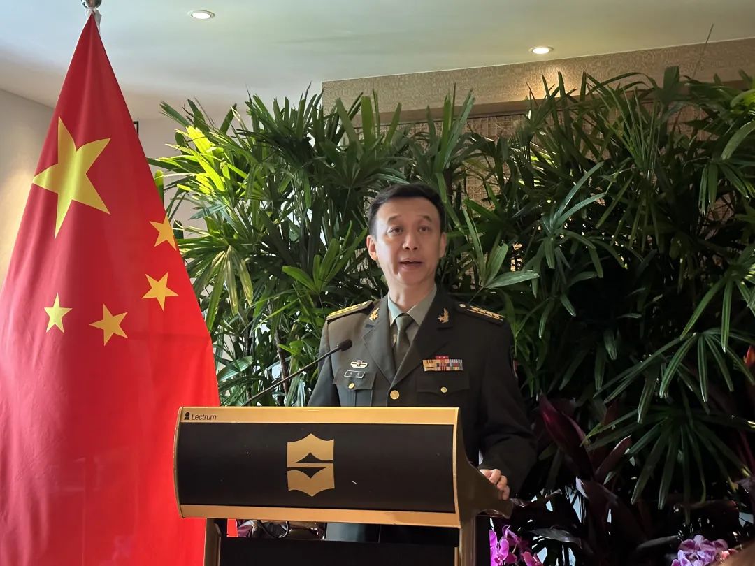 多國軍官排隊與董軍握手董軍外交風采，多國軍官爭相握手，展現(xiàn)國際影響力