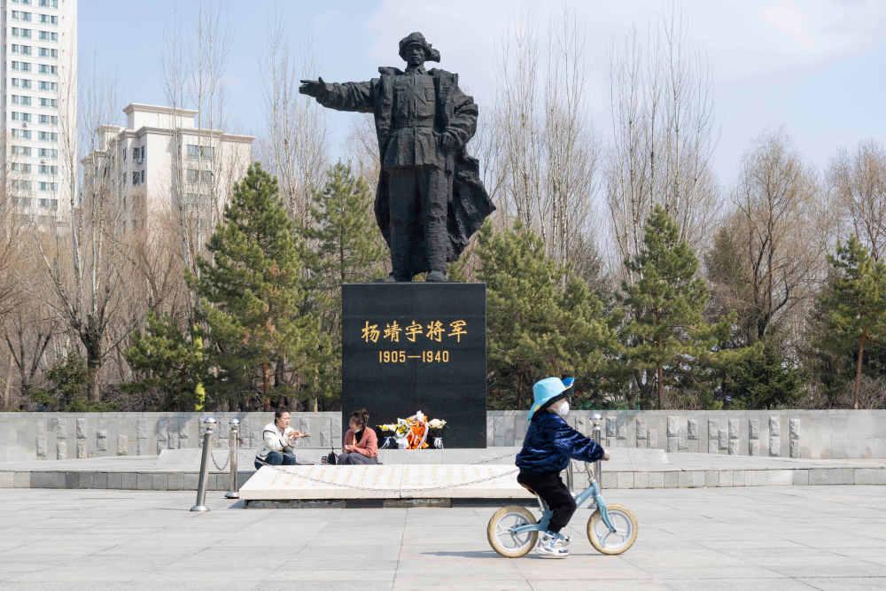 金秋里 聽歷史的聲息拂過耳畔金秋里，聽歷史的聲息拂過耳畔